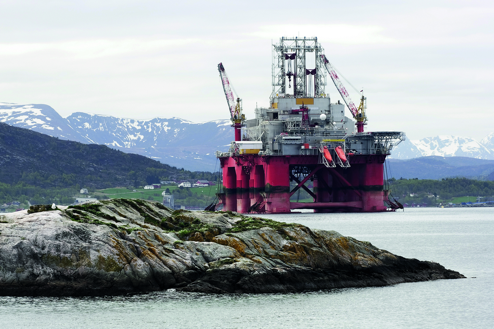 Boreplatform i fjord ved klipper FJERO-cylindre til offshore